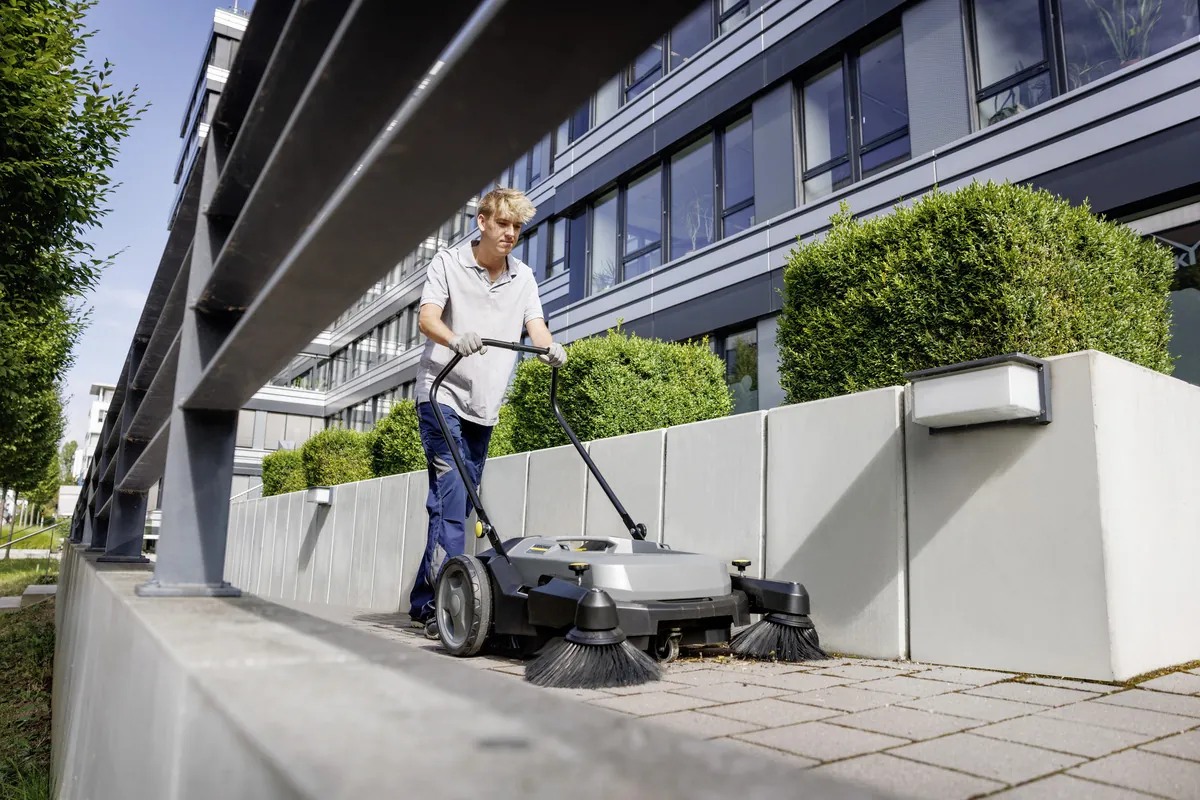 2 Компактная подметальная машина KM 70/20 C 2SB (с двумя боковыми щетками) Karcher 2