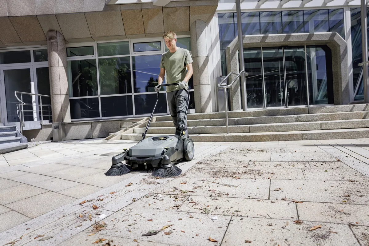 4 Компактная подметальная машина KM 70/20 C 2SB (с двумя боковыми щетками) Karcher 4