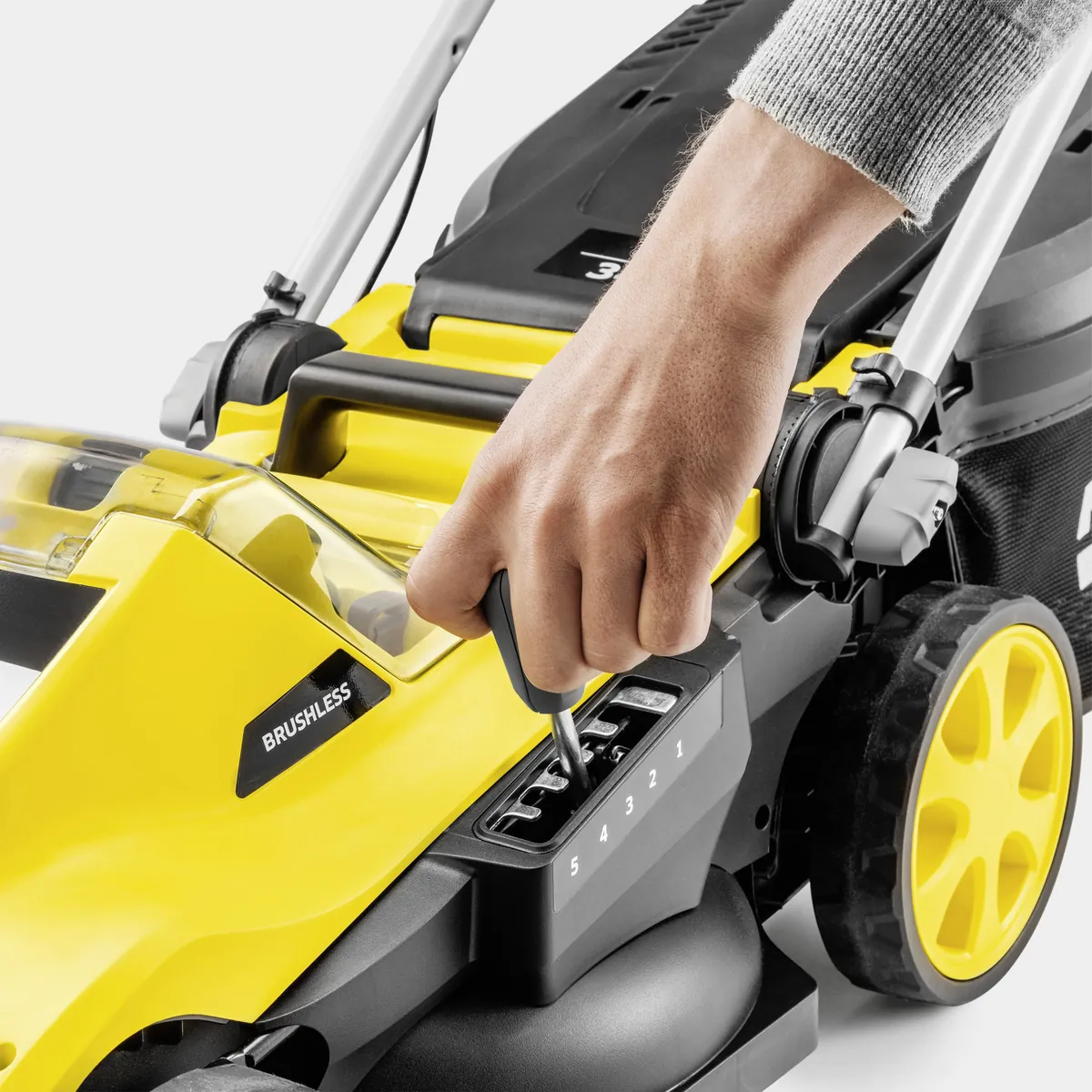 Аккумуляторная газонокосилка LMO 3-18 Battery Set Karcher 4